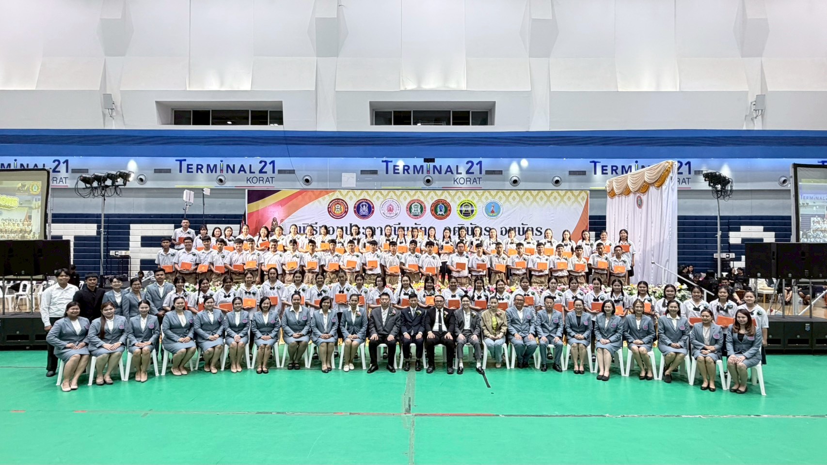 พิธีมอบประกาศนียบัตร วุฒิบัตร นักเรียนจบการศึกษา ป.6 ม.3